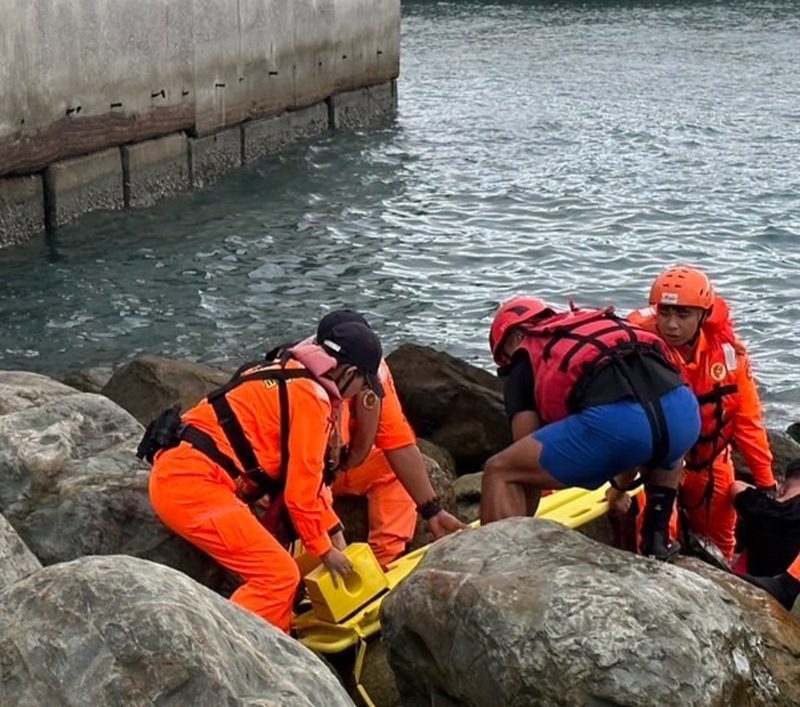 富岡港區民人跳海 海巡人員即刻救援