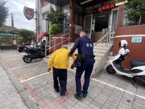 失智翁趁家人不在「趴趴走」　警溫馨呼喊「返家吃飯」助團圓