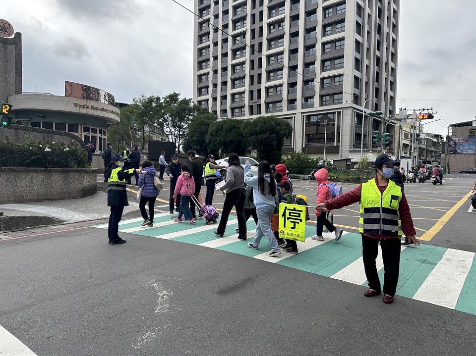 開學日維護學童安全　警力加強交通疏導