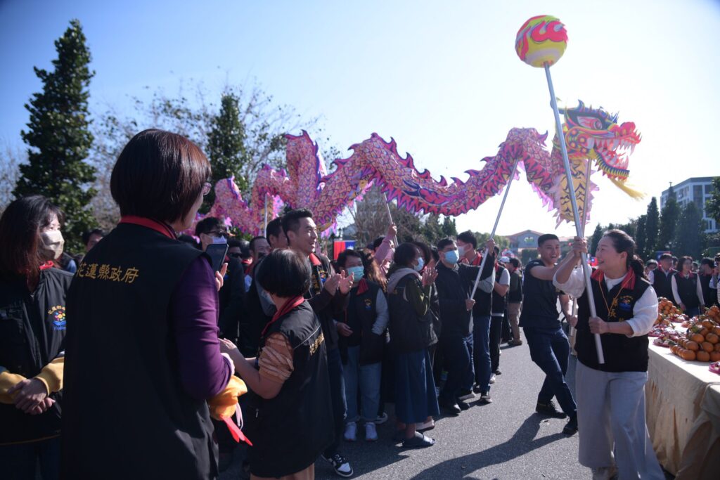 花蓮縣政府新春團拜 徐榛蔚與同仁舞龍迎新春