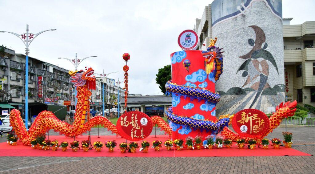 吉安鄉親子龍花燈哈囉廣場點燈亮相  新年「龍寶寶」生育好禮包加碼鼓勵