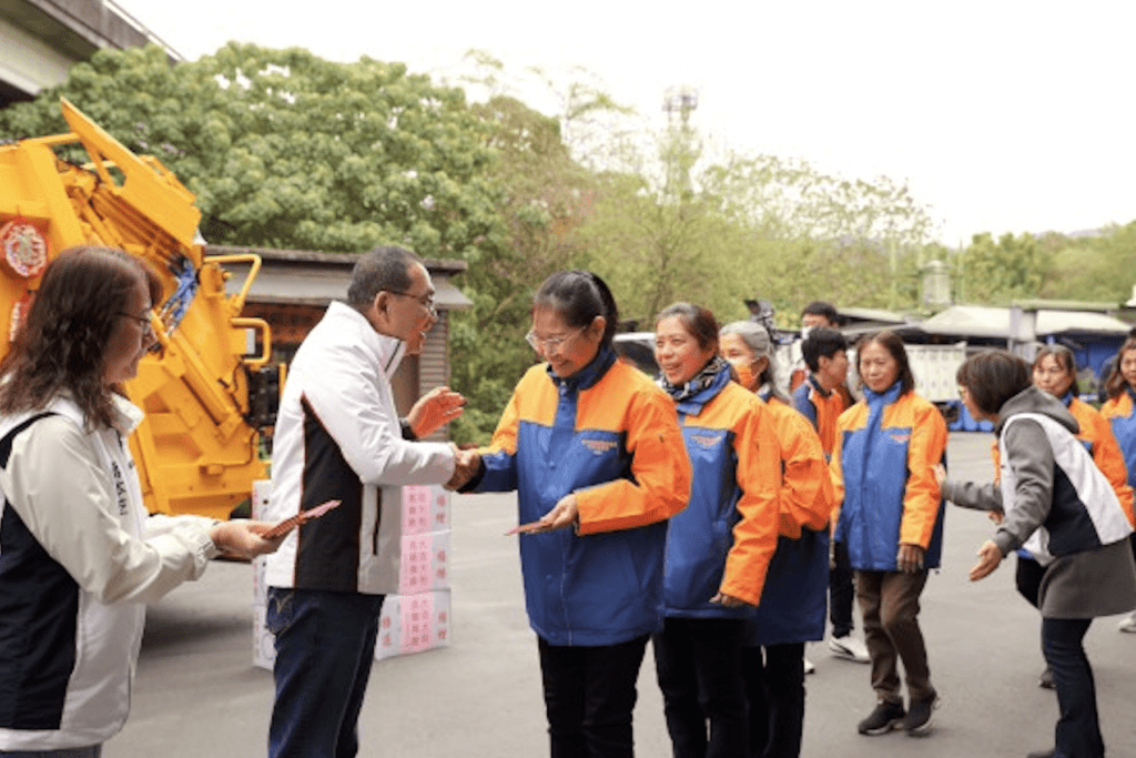 清潔隊辛勞無私     侯友宜送福袋感謝保持城市清潔