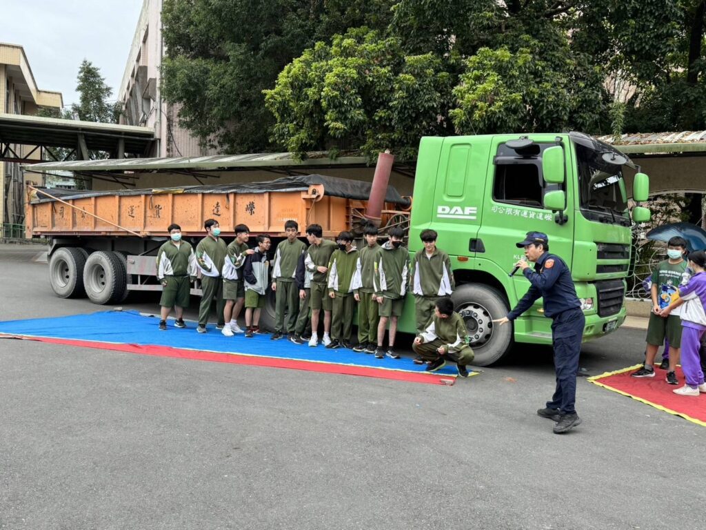 「震撼教育」！  學子體驗大車內輪差視野死角