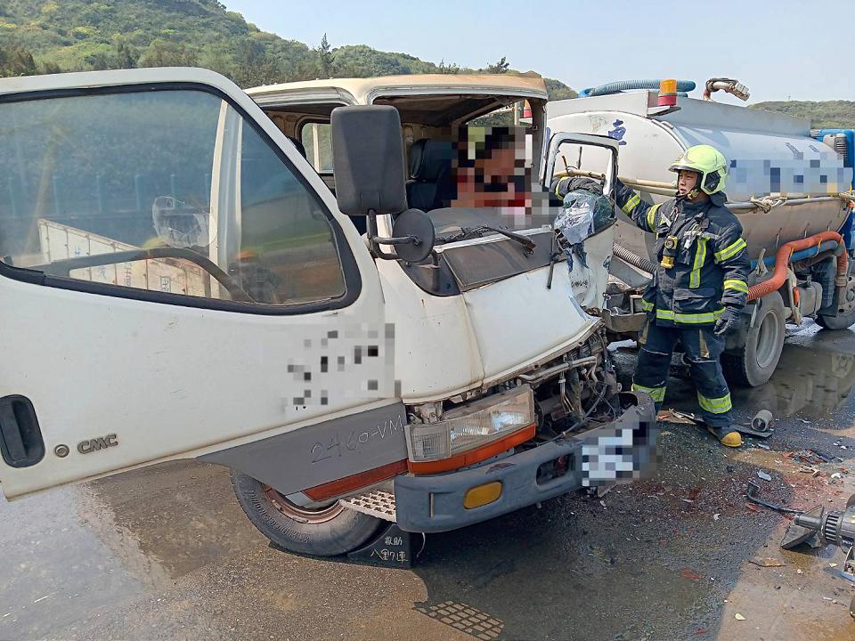 台15線南下19.5k追撞車禍　駕駛受困左腳疑骨折