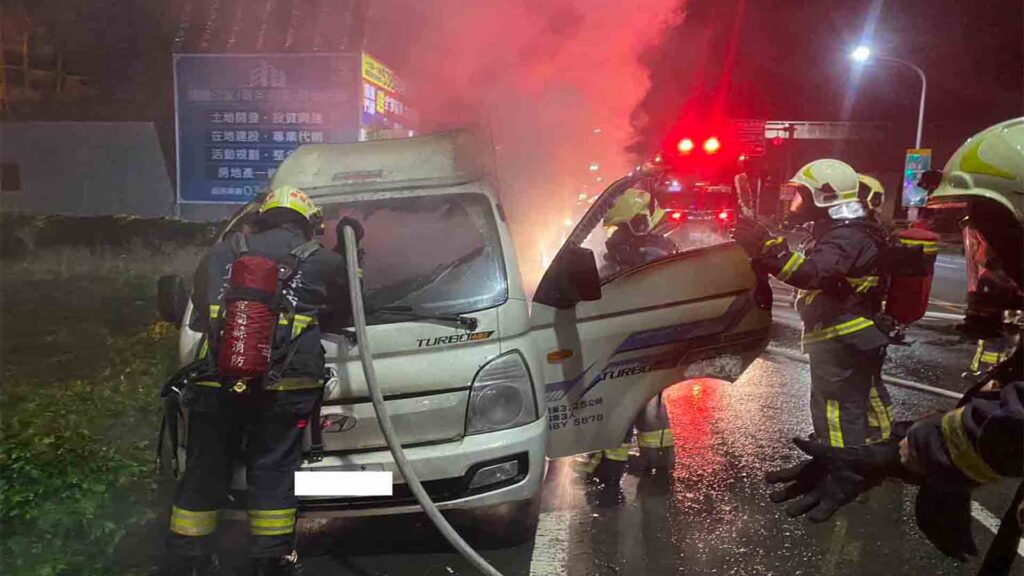 影音/國五南下羅東交流道附近深夜小貨車火燒車