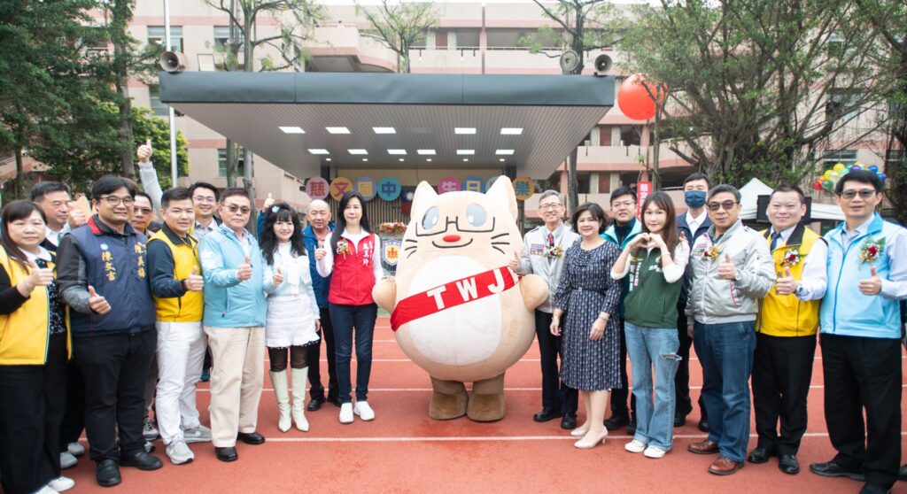 王明鉅現身慈文國中30週年校慶     讚揚學校多元成就