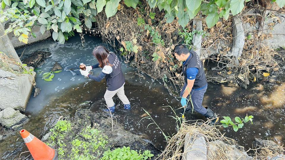 屏東萬丹大排遭染紅　食品廠偷排血水遭罰鍰