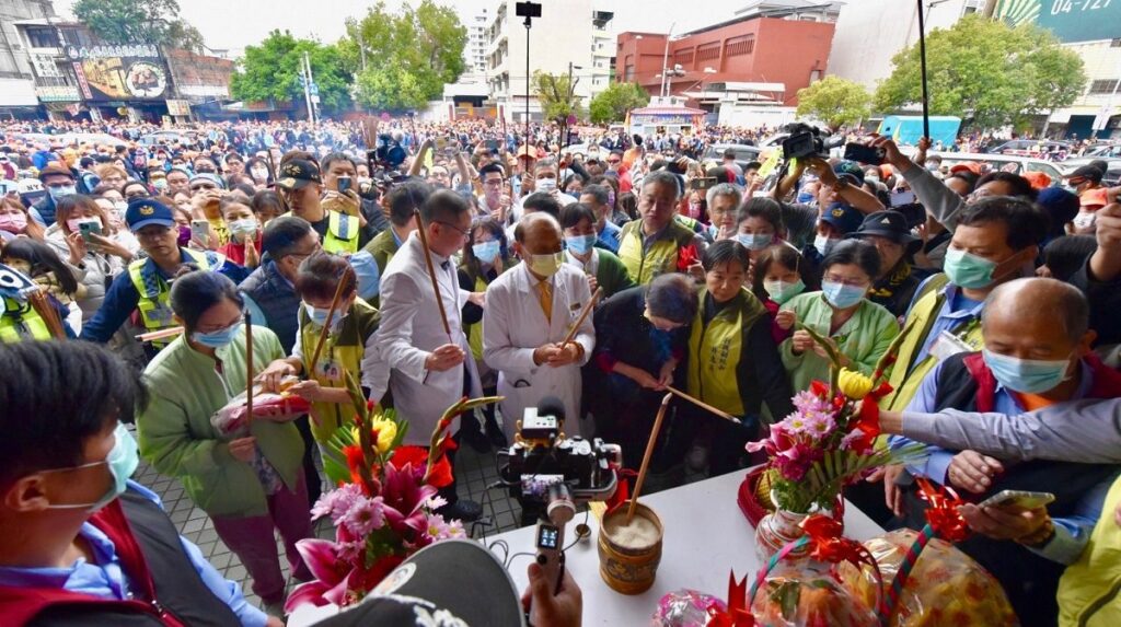 白沙屯媽祖鑾轎停駕彰化秀傳　院方帶車禍小姊姊衣物向媽祖祈福