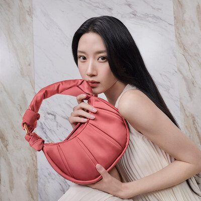 TUMI 推出女裝 ASRA 系列，並邀請新任全球品牌大使文佳煐擔任代言人