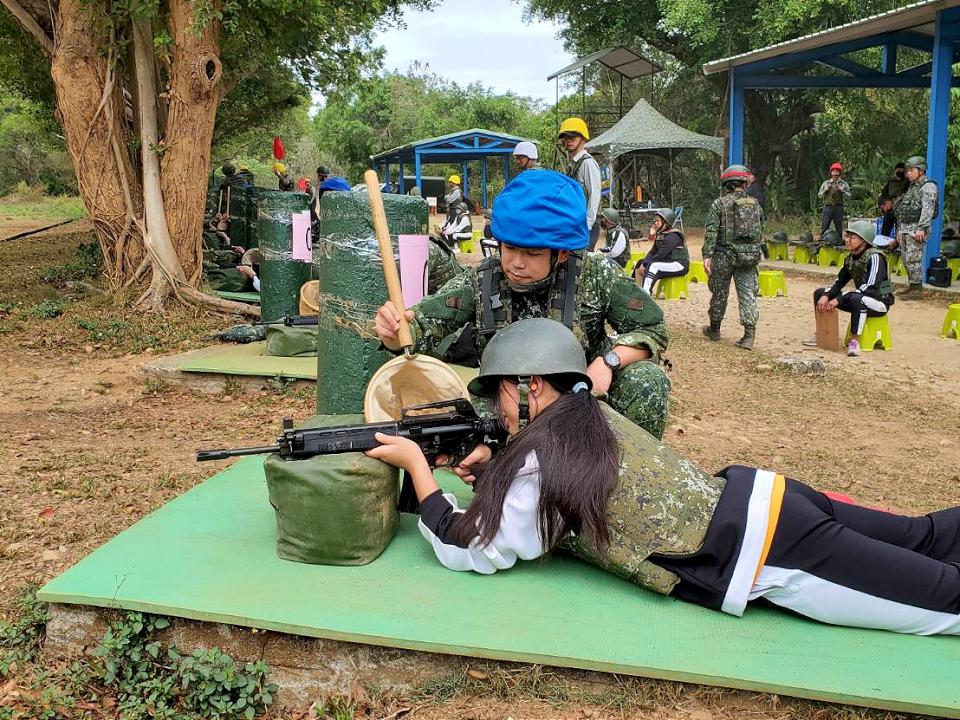 南投高校生實彈射擊　體驗戰場防衛技能