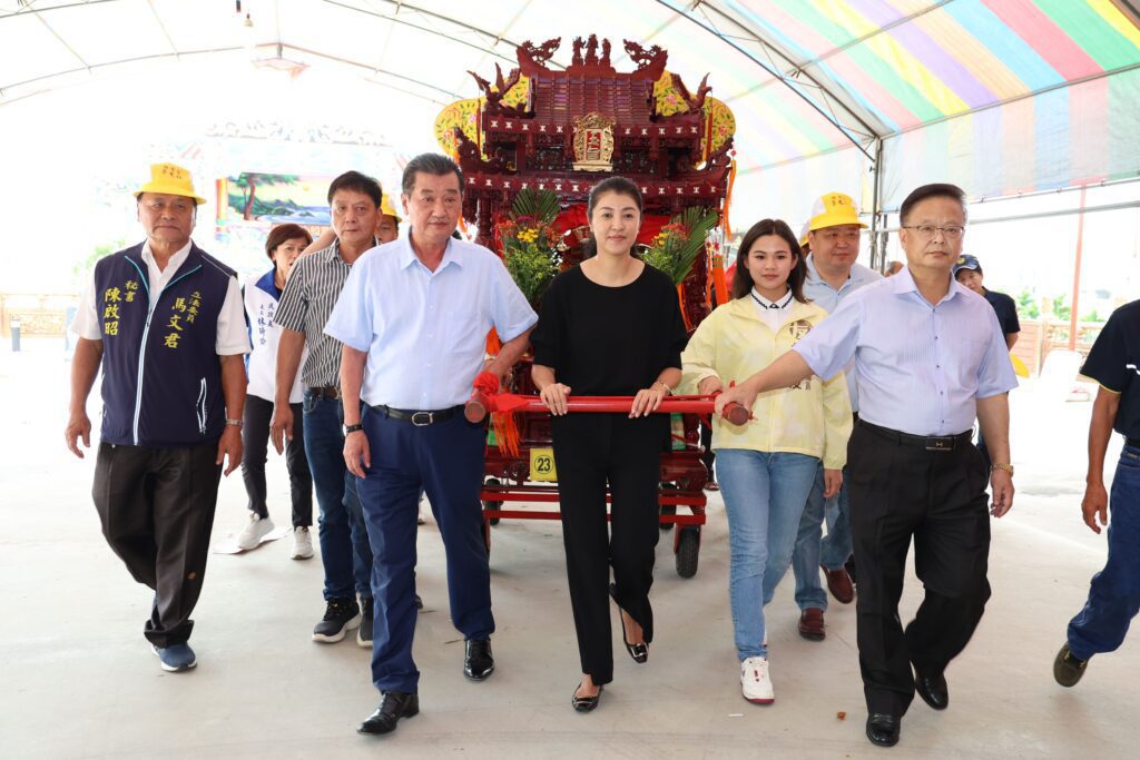 天上聖母千秋聖誕媽祖生前夕 慈悲草屯媽遶境祈安 許縣長點起馬炮並扶鑾恭請啟駕