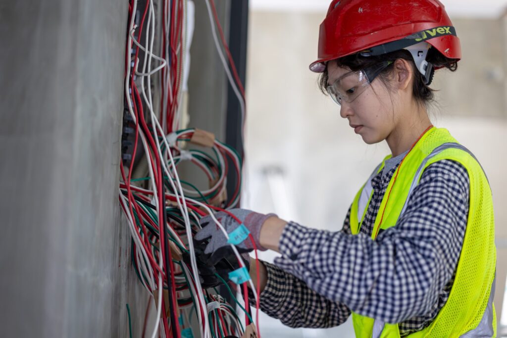 耶和華見證人女性義工參與建築工程　立板模、配水電全都難不倒