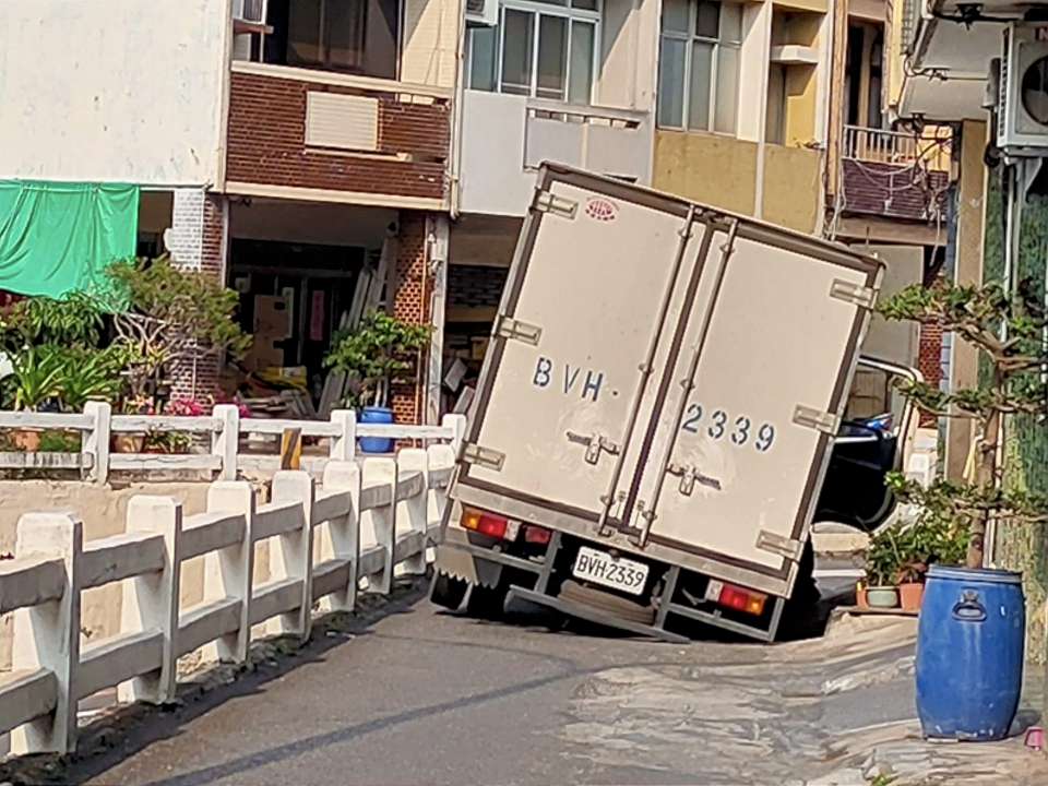 府連地下道迴車道下陷　回填鋪設完成通車