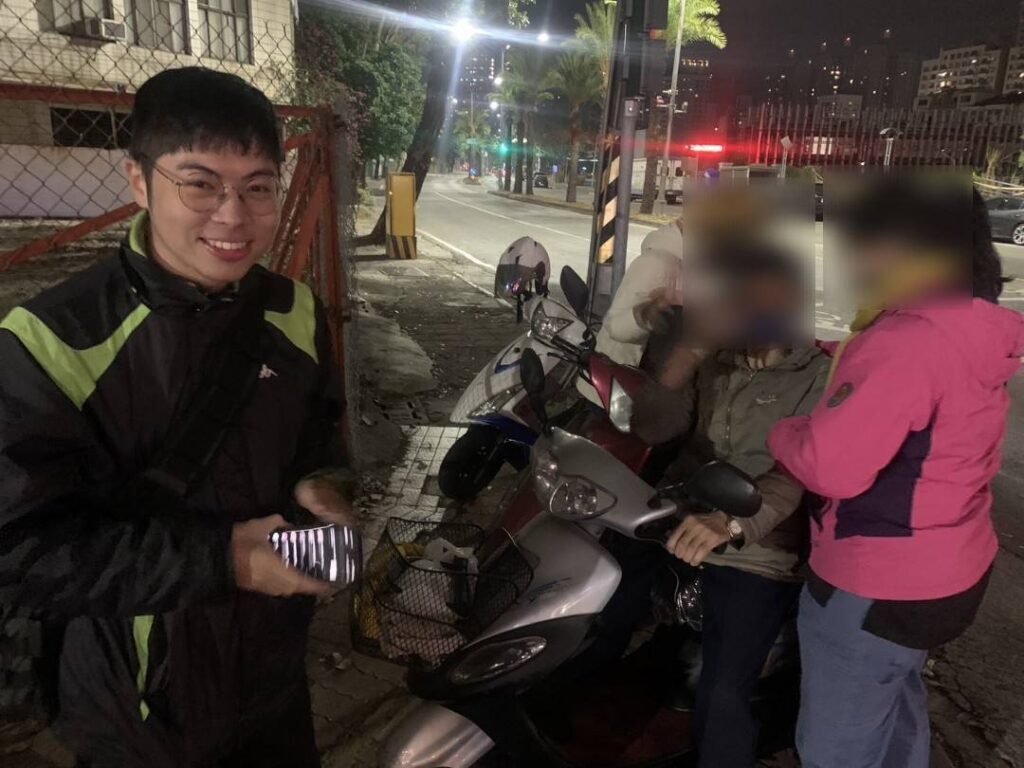 這麼剛好！九旬失智翁騎車迷遊高雄　下班警看群組「好像在附近」火速找回