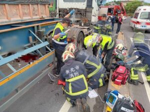 砂石車疑煞車失靈　衝撞5車造成1命危