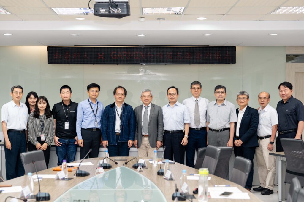 南臺科大攜手智慧運動手錶大廠Garmin合作育才　吳誠文：幫助學生提早適應職場