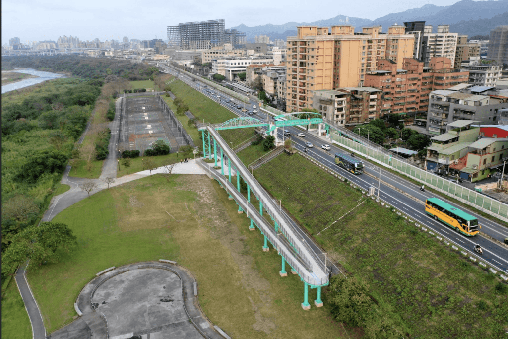 新北土城擺接堡陸橋設無障礙坡道     串接高灘地安全又順暢