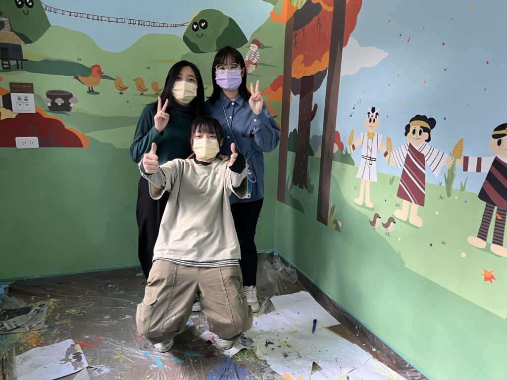 嶺東視傳系師生團隊重現奧萬大之美　打造綠野山莊主題房融入在地風情