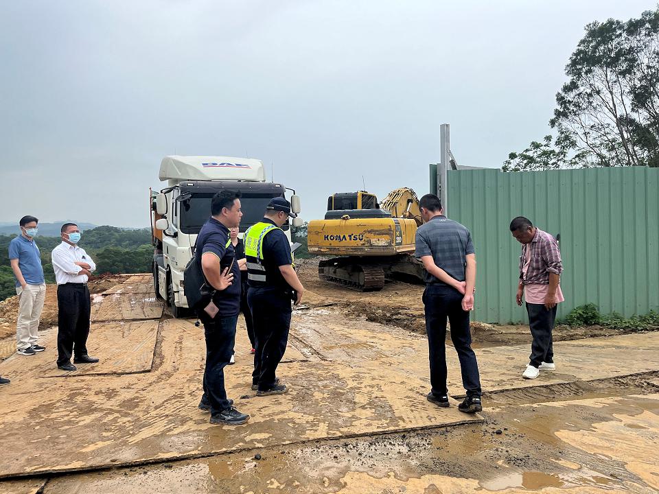 苗栗鴨母坑遭人亂倒廢土石　明顯違法逮捕送辦