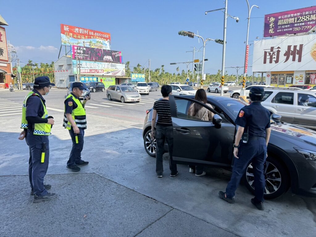 叫!叫!ABC!清明掃墓返家途中忽感心臟不適　東港警方緊急協助送醫