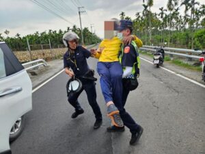 電動車沒電拋錨　潮暖警及時協助