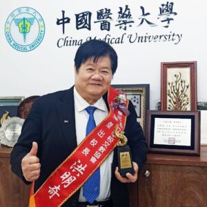 在抗癌及抗疫方面貢獻卓著　中醫大校長洪明奇獲頒2024醫學領袖獎