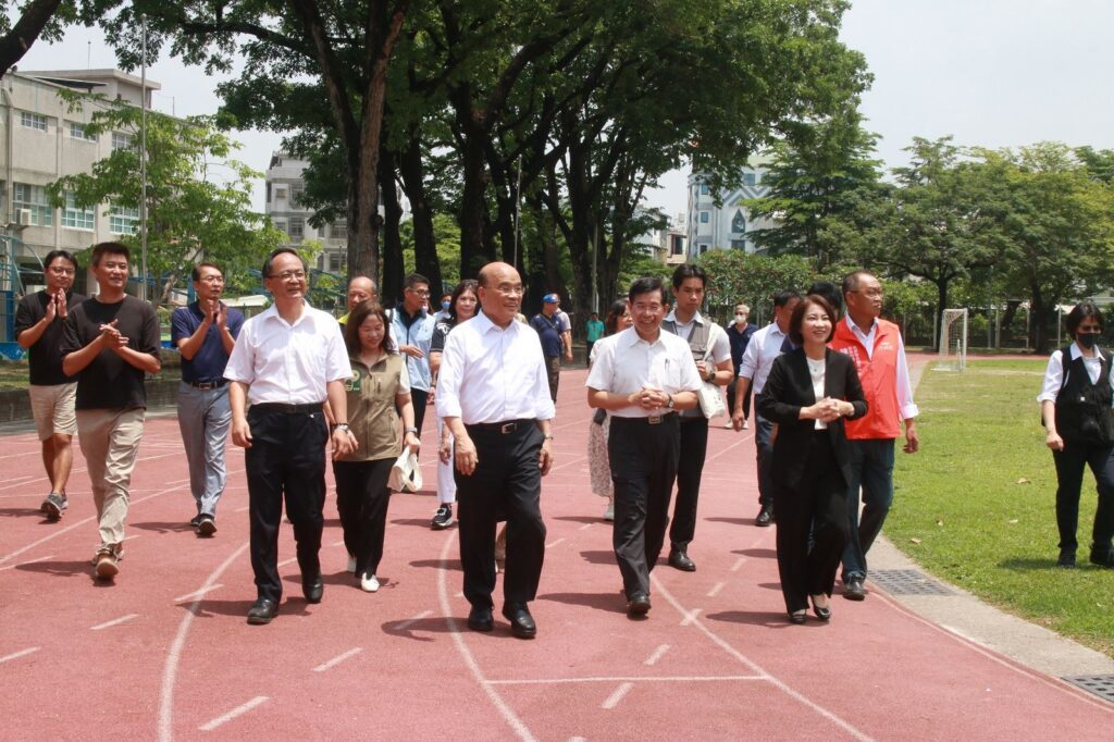 蘇貞昌返鄉主持母校仁愛國小風雨球場動土　周春米感謝支持屏東教育建設