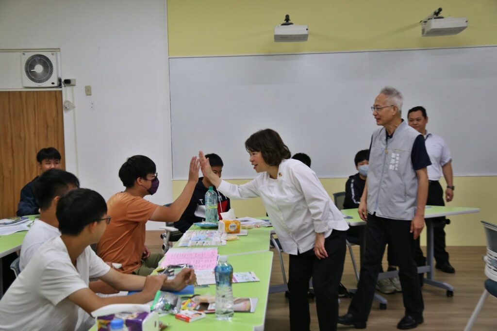 113年國中會考登場　黃敏惠親赴考場為學子加油打氣