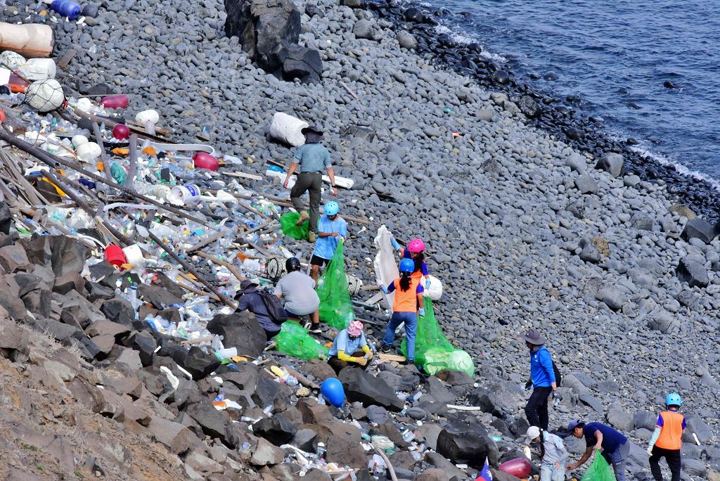 玄武岩島嶼的環抱裡感受海洋保育浪潮－澎湖南方四島國家公園淨島與環境教育活動