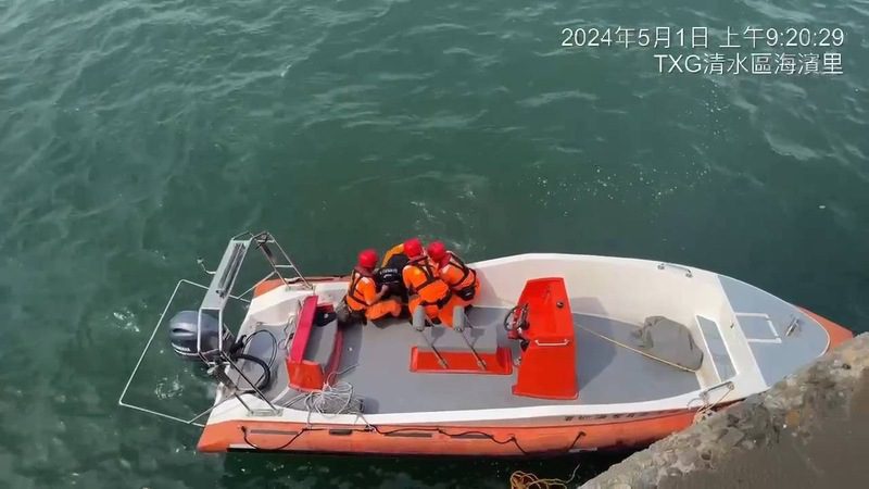 梧棲北堤釣客落海 海巡獲報火速馳援