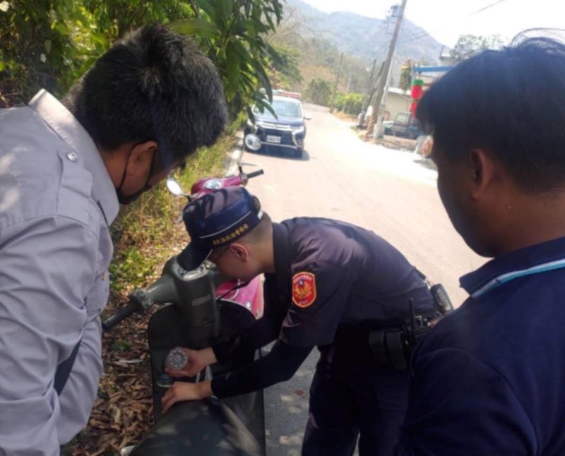 民眾車輛油料用盡　枋警及時協助助脫困