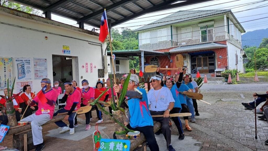 鳳林鎮山興文健站陸上龍舟賽 創意十足長者樂翻