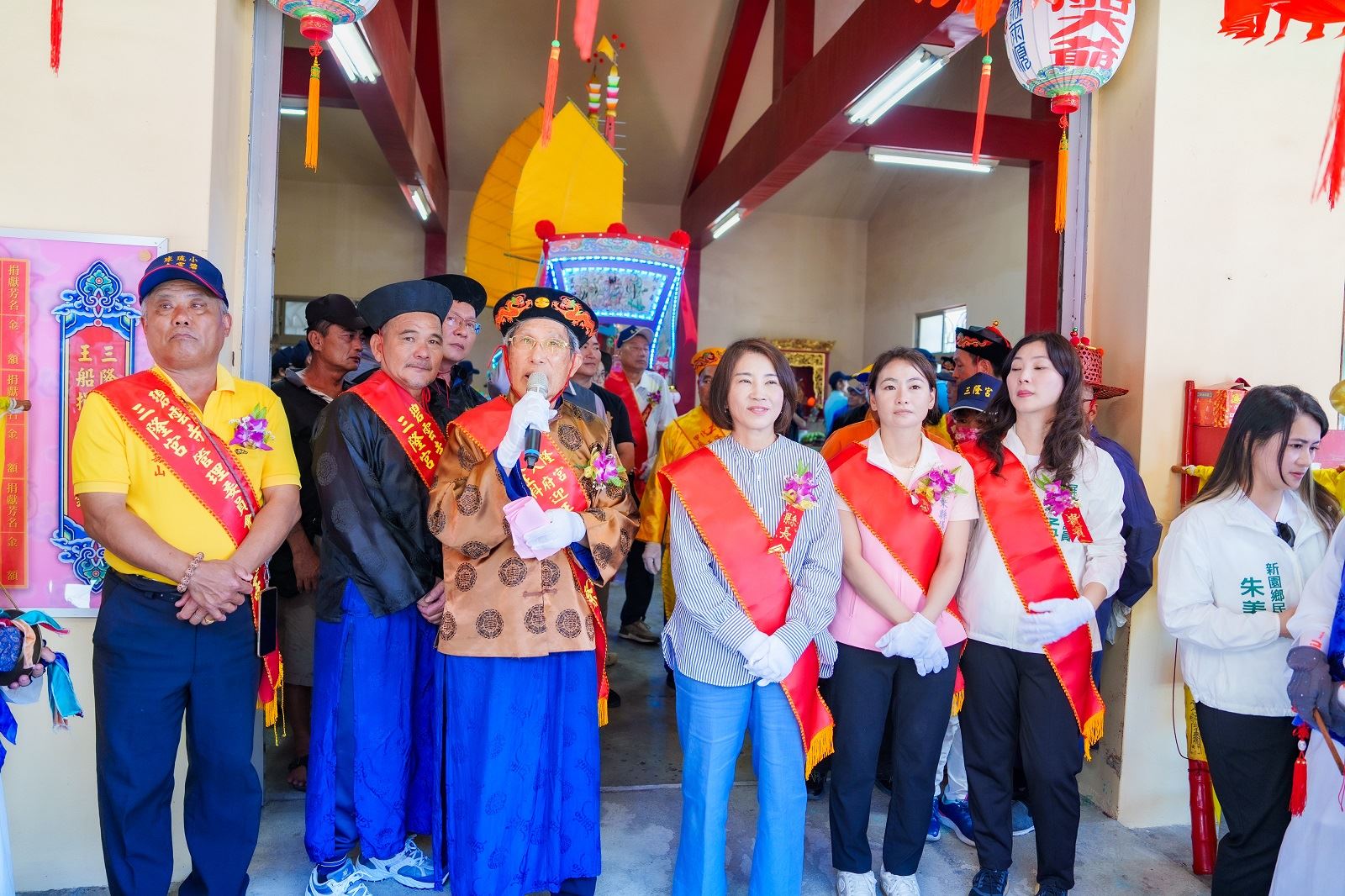 琉球迎王平安祭典王船進水典禮　天降平安糖祈福