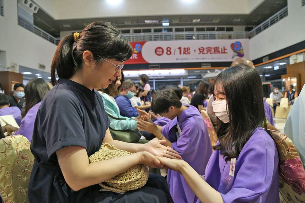 嘉義市113年成年禮循古禮「三加禮」儀式　黃敏惠偕家長感性祝福