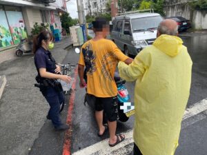 放颱風假high整夜　醉倒超商警方聯繫家屬到場並於現場戒護