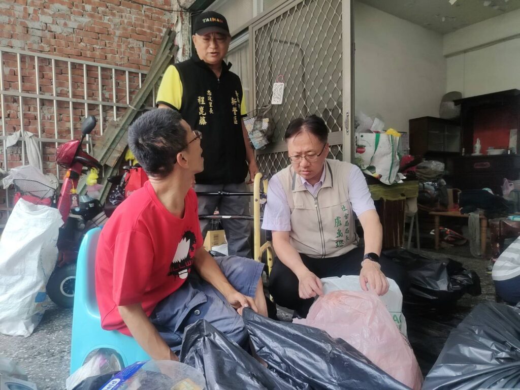 凱米颱風過後台南志工協助災民重建家園風雨見真情