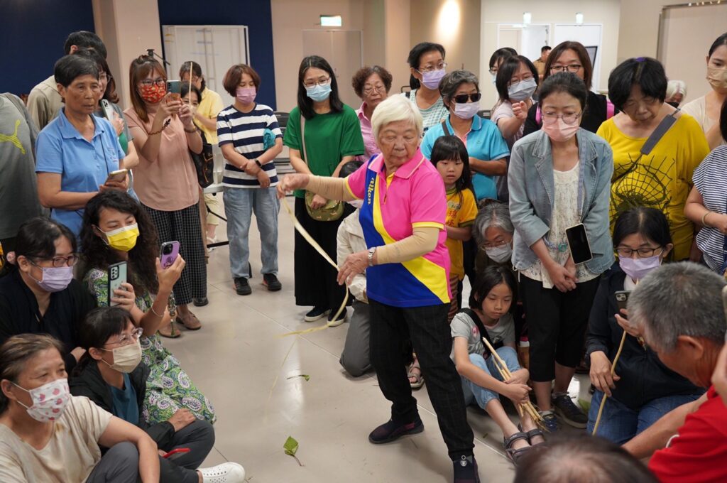 黃麻達人示範珍貴技藝  中市纖博館分享產業振興經驗