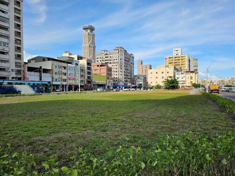 台鐵高雄車站東側71期重劃區，變身開放陽光綠空間