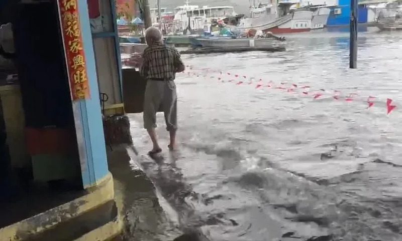 大潮加上颱風 旗津海水倒灌