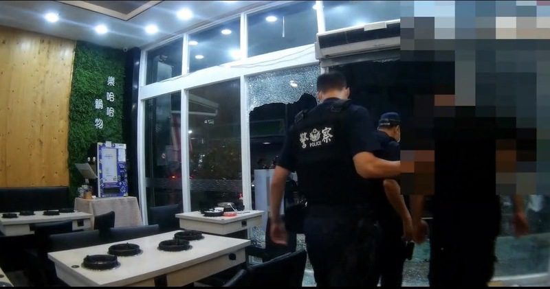 火鍋店玻璃門被砸，30歲男子因毀損及公共危險被捕