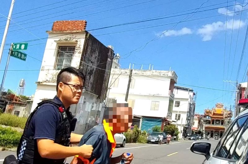 失明翁不敵炎日跌坐路旁　枋警即時協助返家