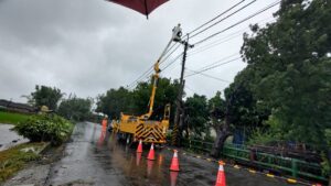 影音/凱米遠離西南氣流持續發威　台電彰化區處搶修不停歇