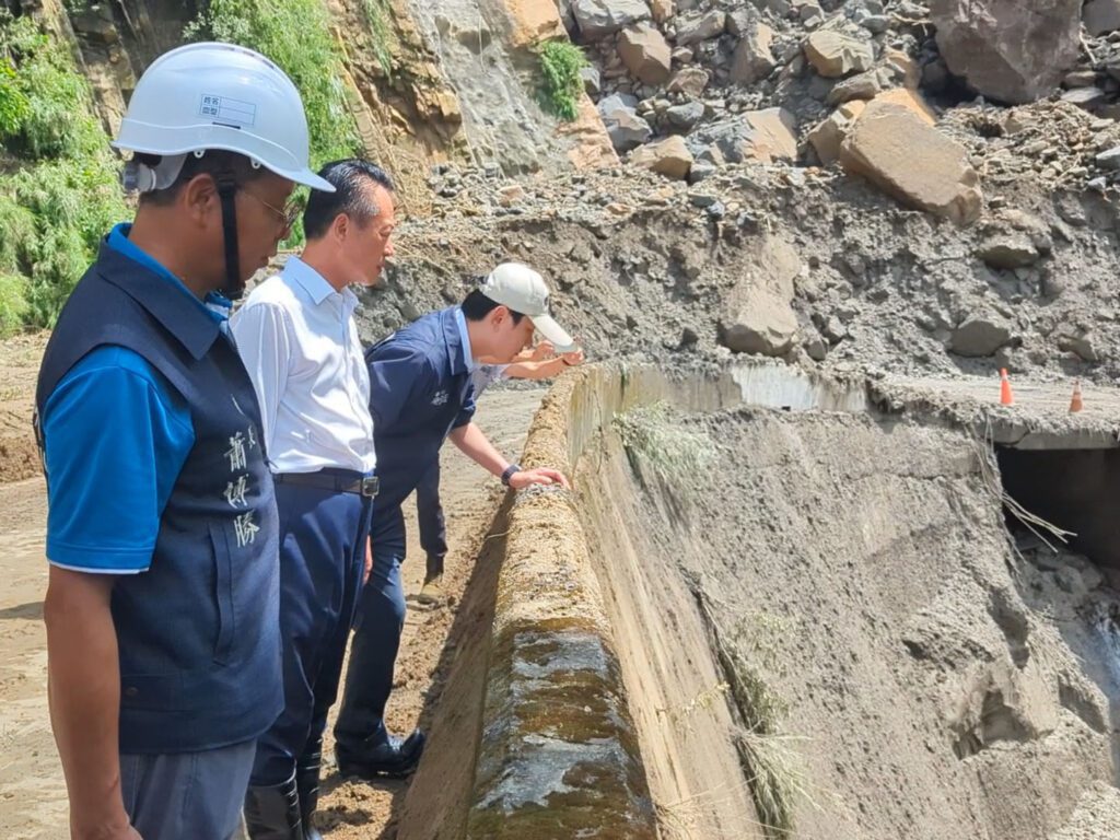 翁章梁勘查番路鄉大華公路　道路受阻積極搶通中