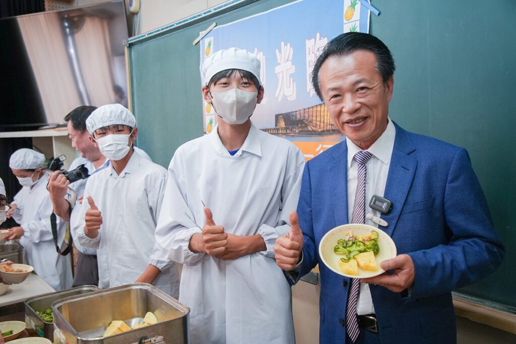 翁章梁赴日推廣蜜梨鳳梨　與日本山口縣中學生共進午餐