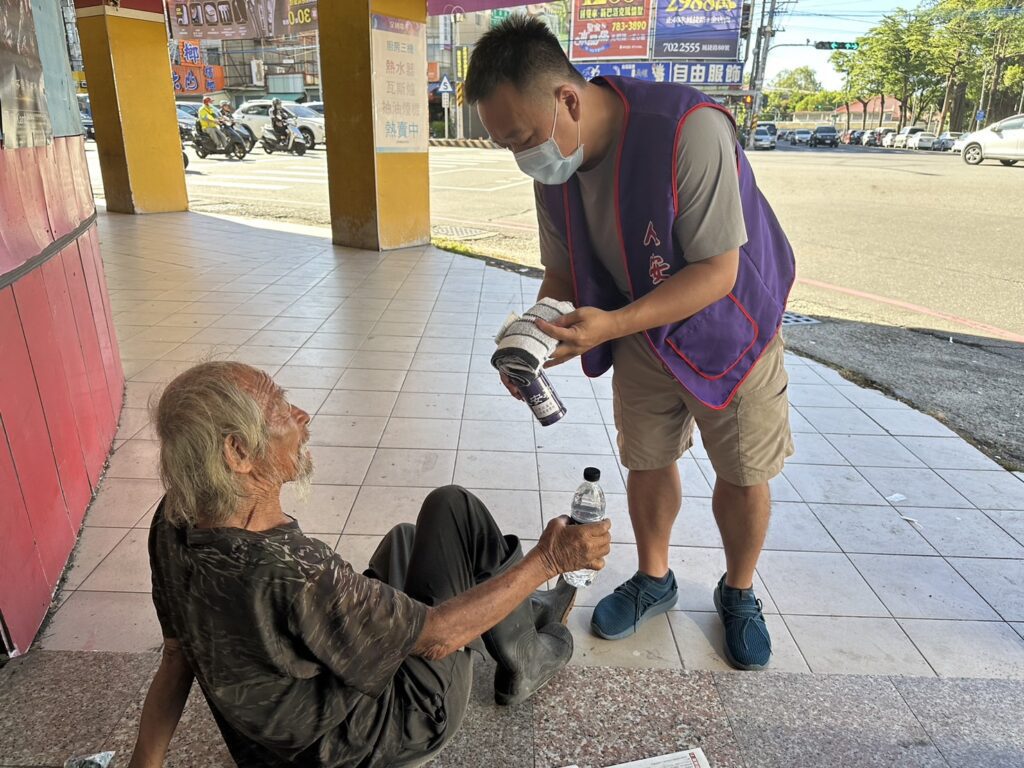 酷暑透心涼　共助寒士渡難關