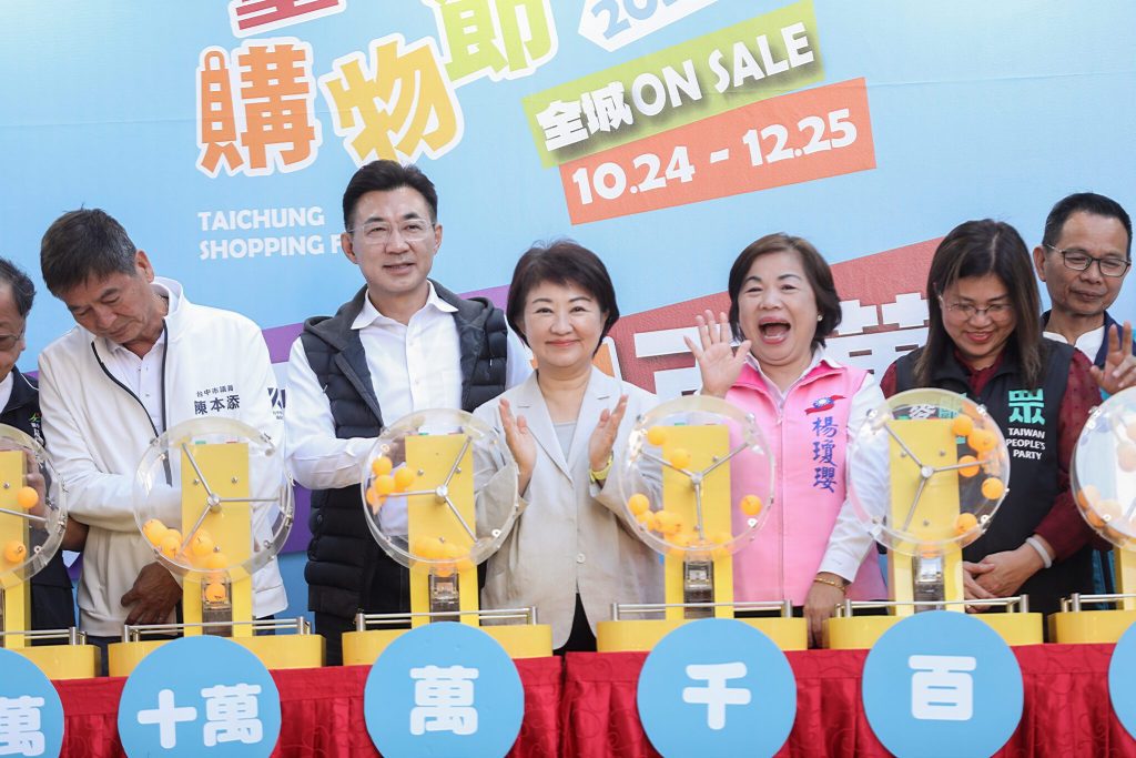 台中購物節月月抽百萬！　盧市長現身廟東商圈 親抽3位「百萬級幸運兒」