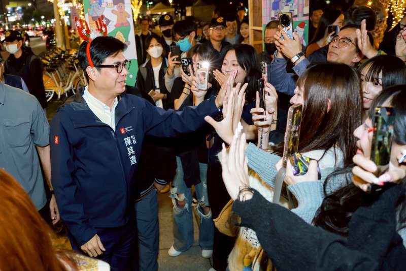 港灣新聞網／陳其邁點亮 26 公尺永恆星冠聖誕樹　高雄聖誕生活節浪漫開幕