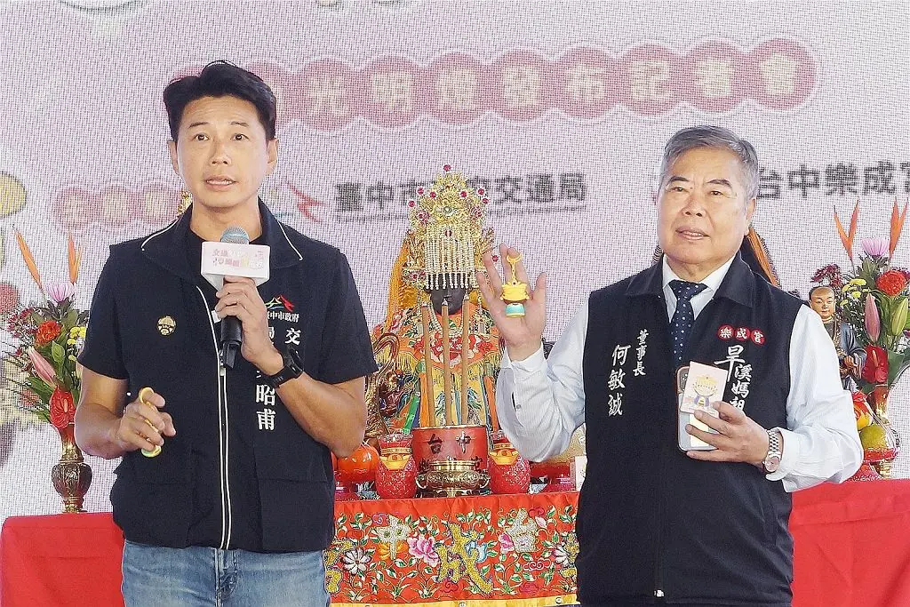 媽祖行動光明燈亮相！中市交通局 × 樂成宮攜手守護長者夜行安全