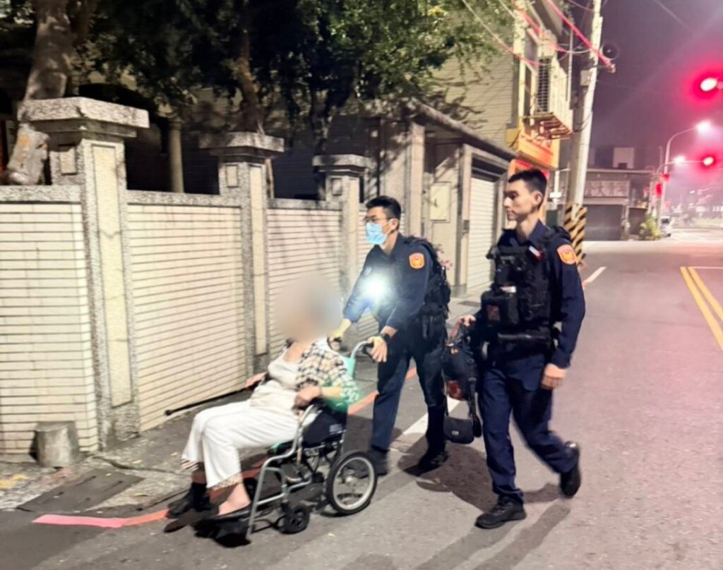 寒夜裡的一道暖光：岡山警推輪椅護送迷途老婦平安返家
