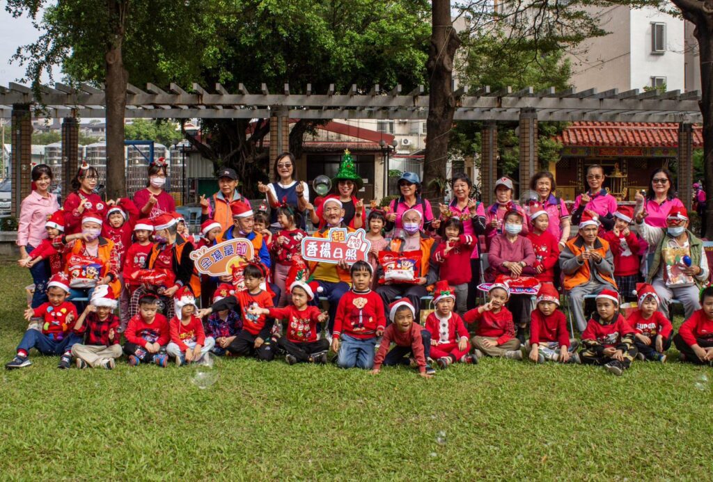 耶誕傳愛、鄰里共響：南區老人之家草地音樂會　譜寫青銀共榮溫馨樂章